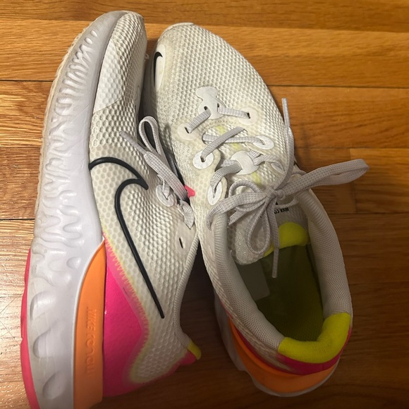 Women’s Nike Renew sneakers - Picture 3 of 5